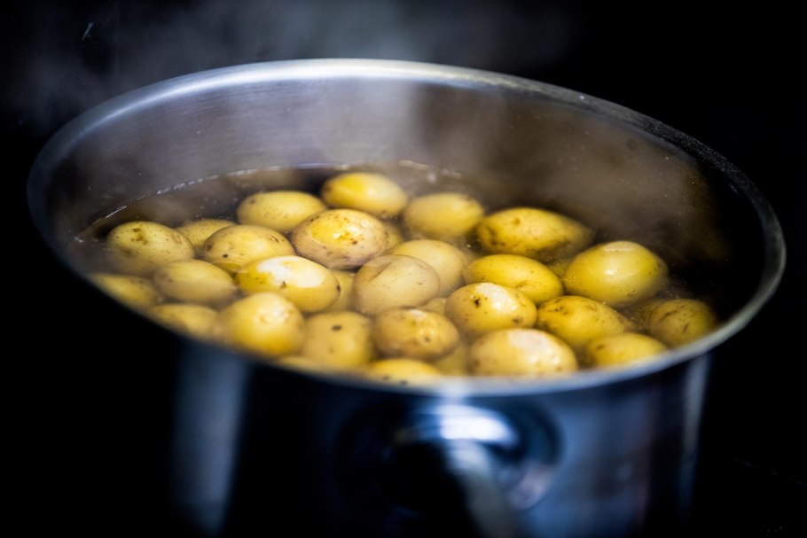 Вареный картофель в кожуре