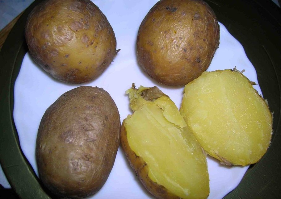 Вареный картофель в мундире