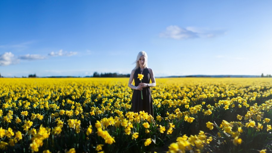 Девушка поле жёлтые цветы