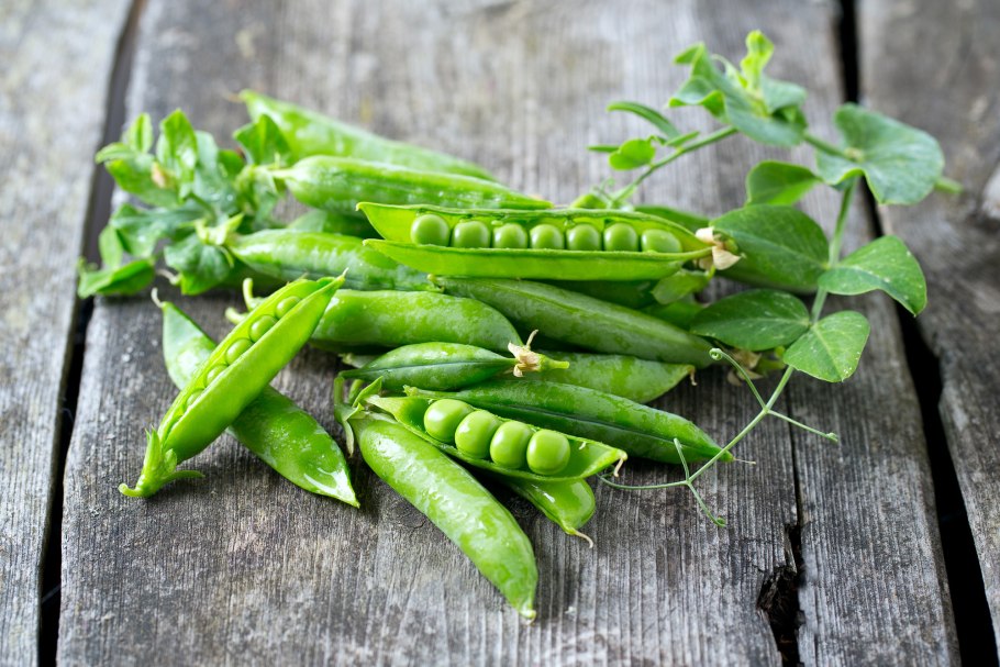 Молодой горох в стручках