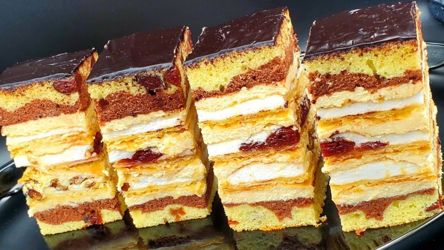 Торт из слоеного теста с вишней