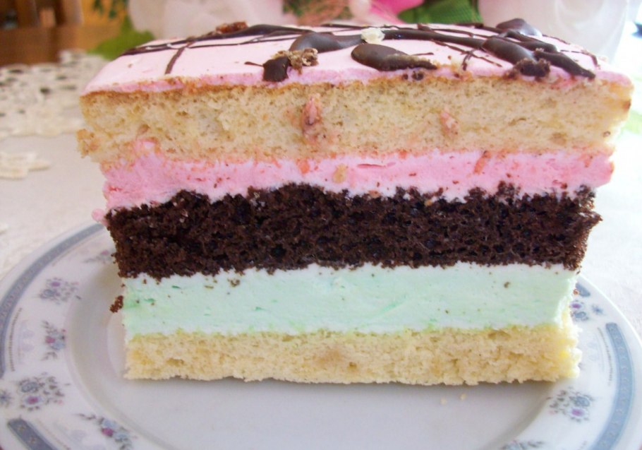 Цветные бисквитные яйца