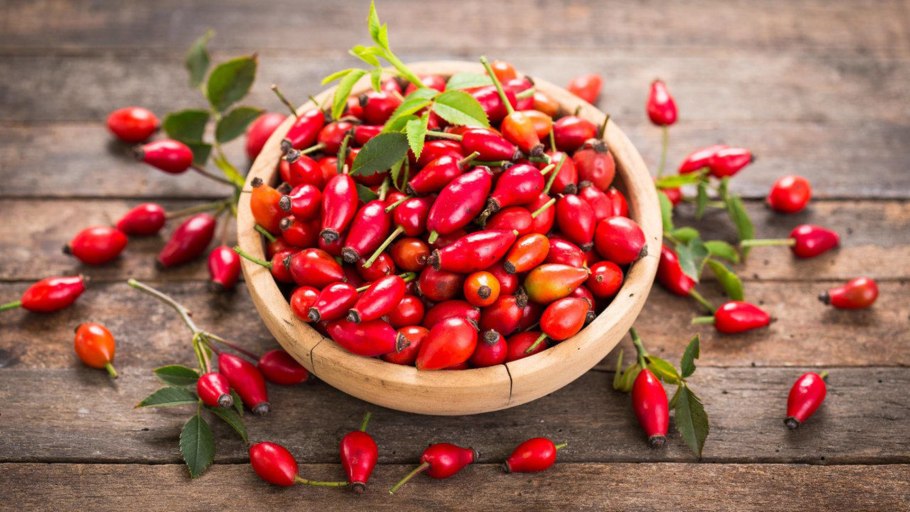 Шиповник на деревянном фоне