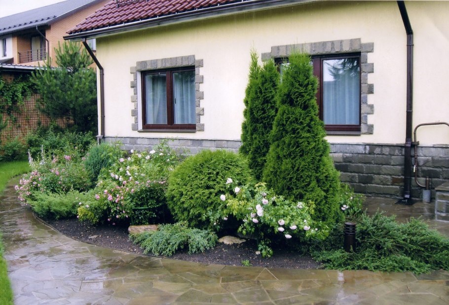 Клумбы с хвойниками и кустарниками