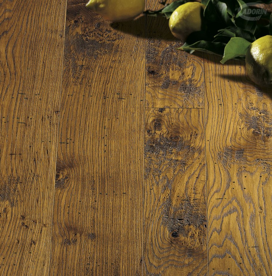 Состаренный дуб с жучком