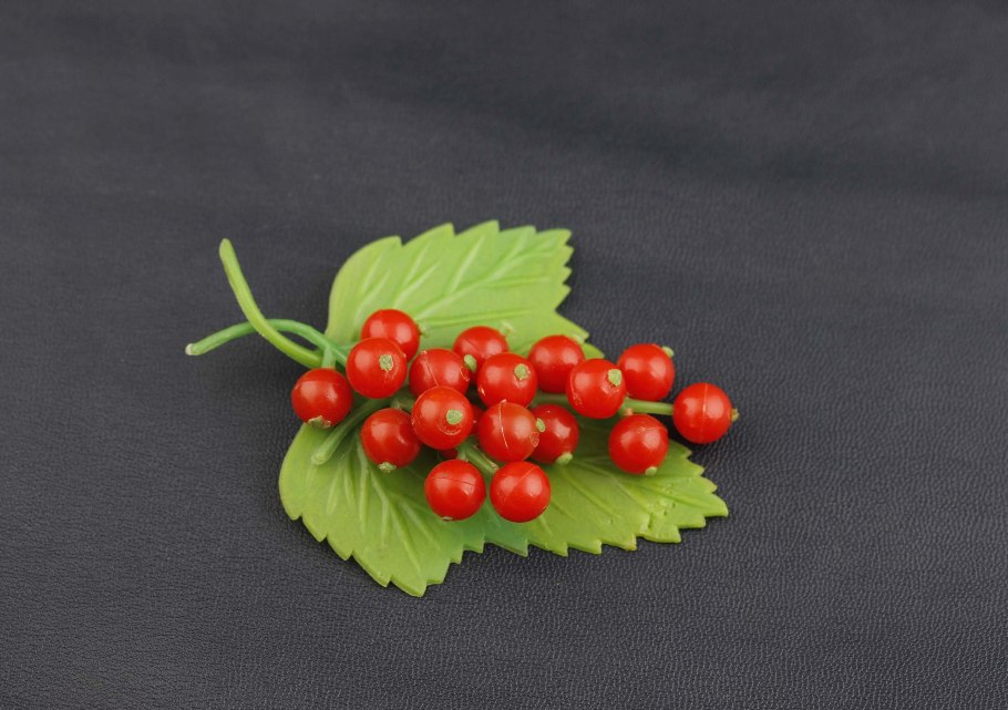 Брошь красная смородина