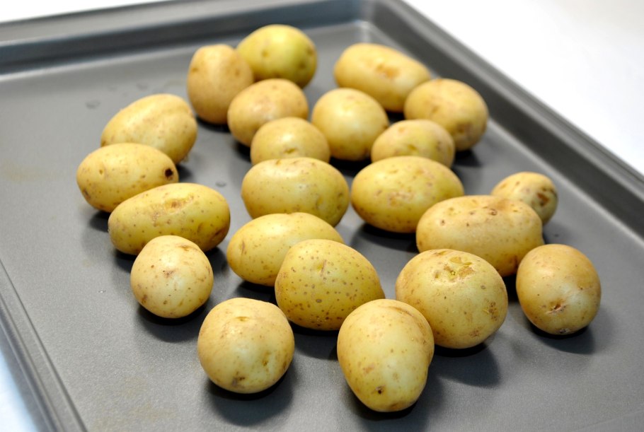 Запеченный картофель с черри и с розмарином