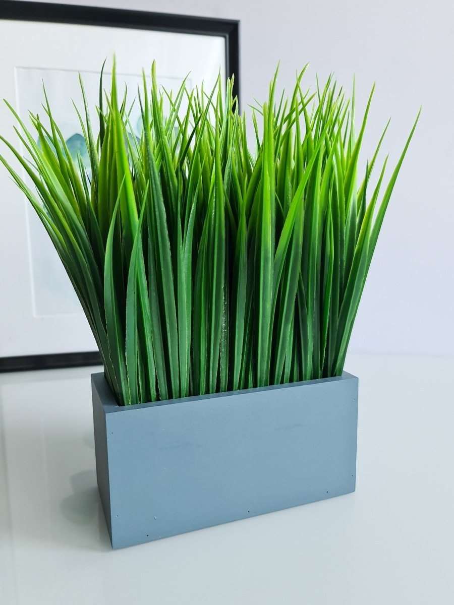 Искусственная трава в горшке