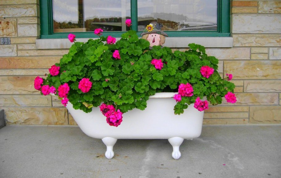 Клумба из ванны