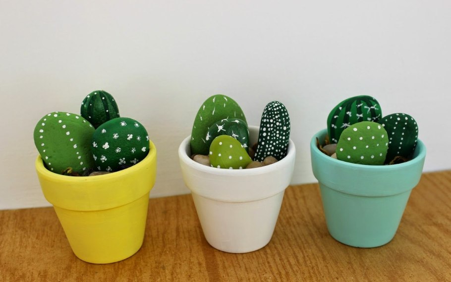 Кактусы из гальки