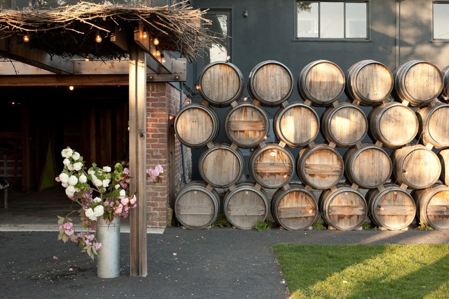 Бочка для вина на улице