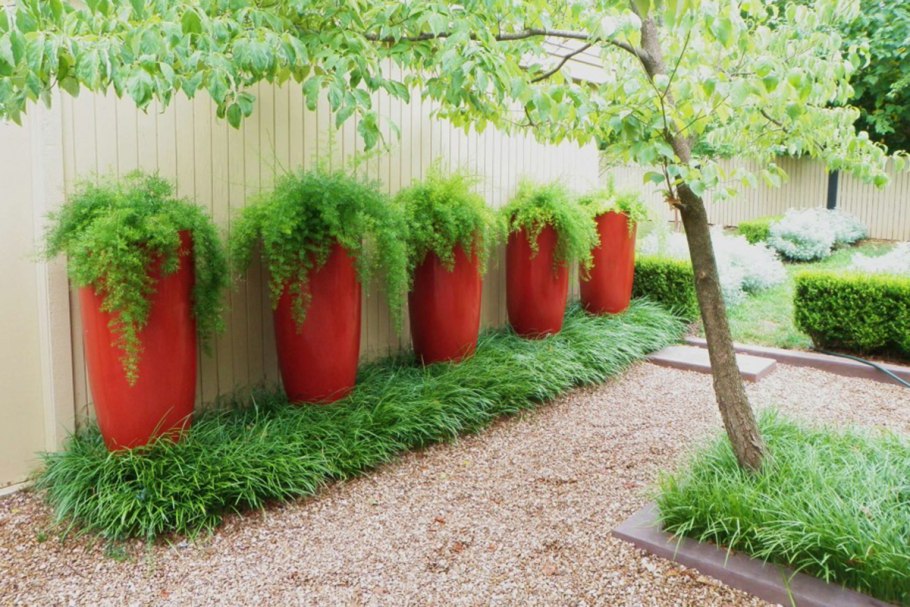 Красные кашпо в саду