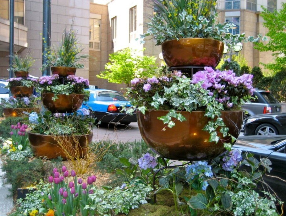 Цветы в горшках на даче