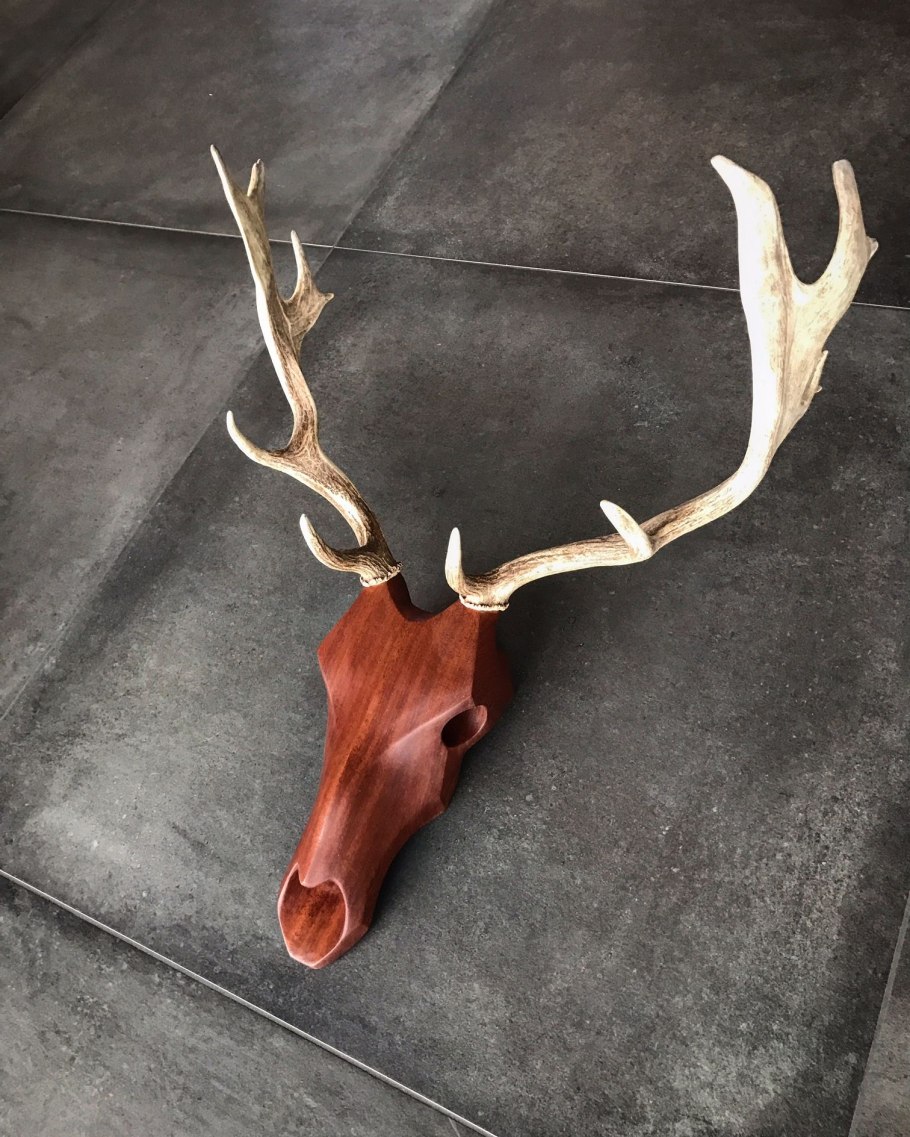 Олень с деревом на голове