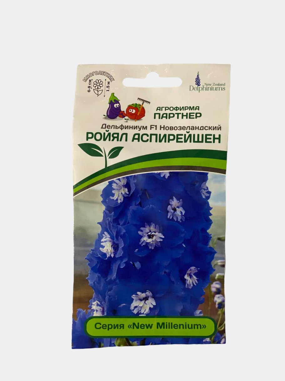 Дельфиниум на темном фоне