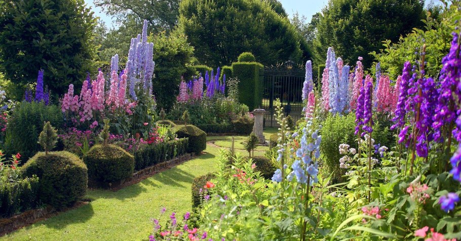 Принц Чарльз в саду Хайгроув