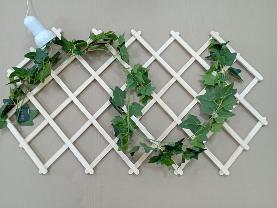 Деревянная решетка для цветов