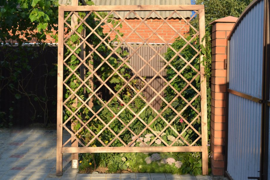 Деревянная решетка для цветов