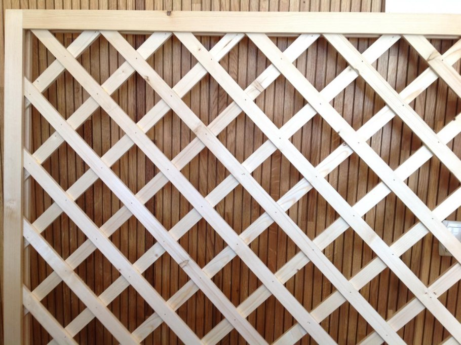 Стенд из деревянных реек