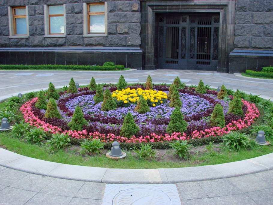 Круглая клумба