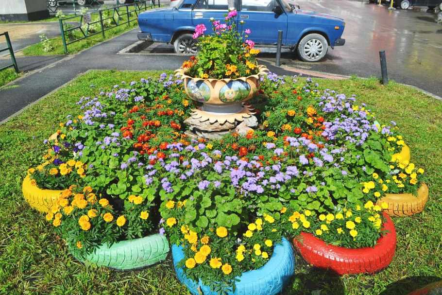 Клумбы на территории