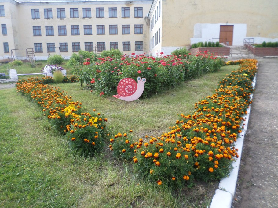 Клумбы во дворах многоэтажек