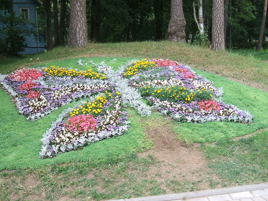 Клумба на школьном участке