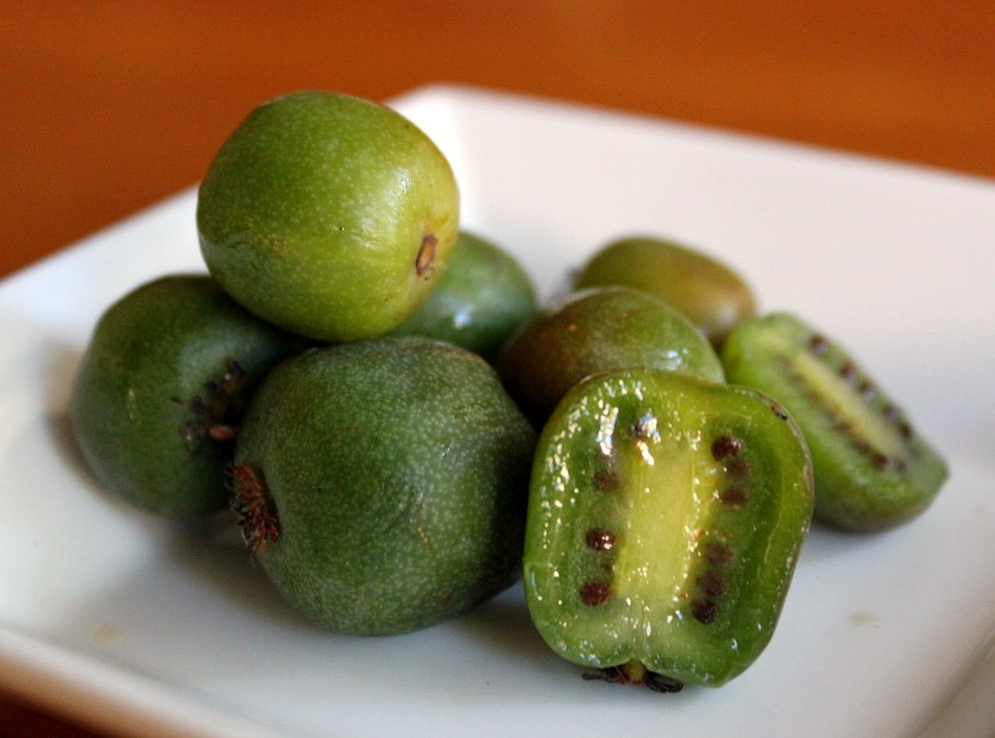 Фейхоа и апельсины лежат