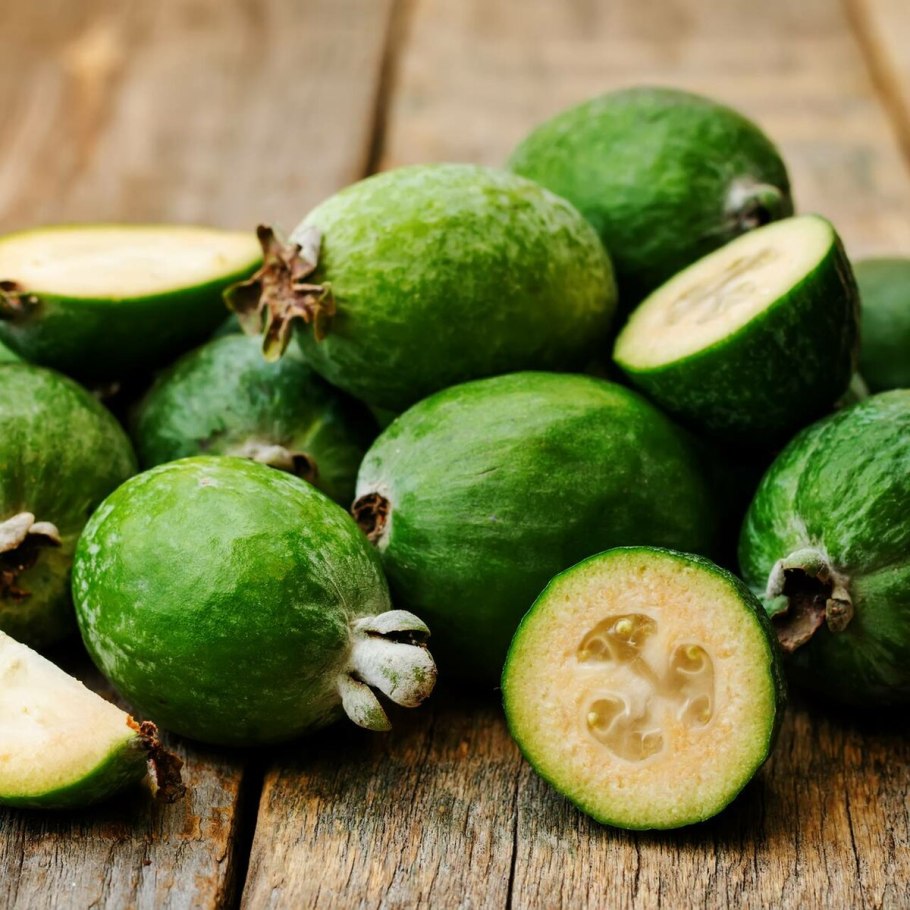 Зелёная ягода фейхоа