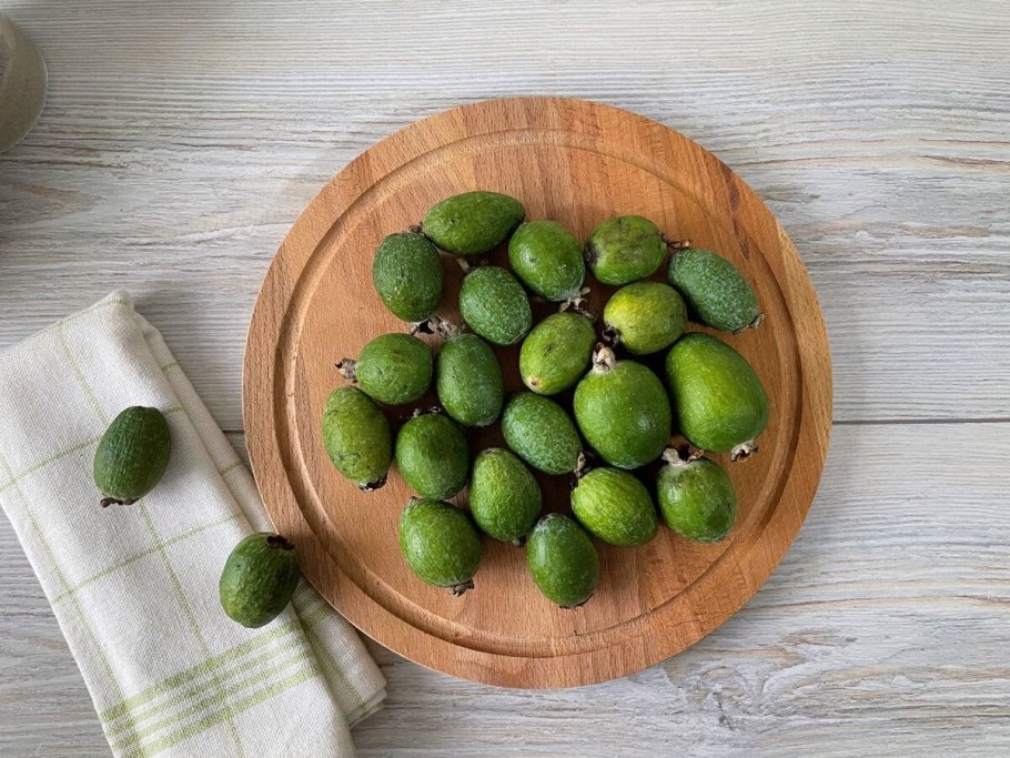 Спелый фейхоа