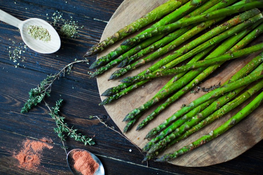 Длинная зеленая спаржа