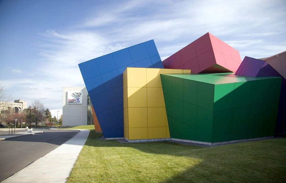 Яркие здания