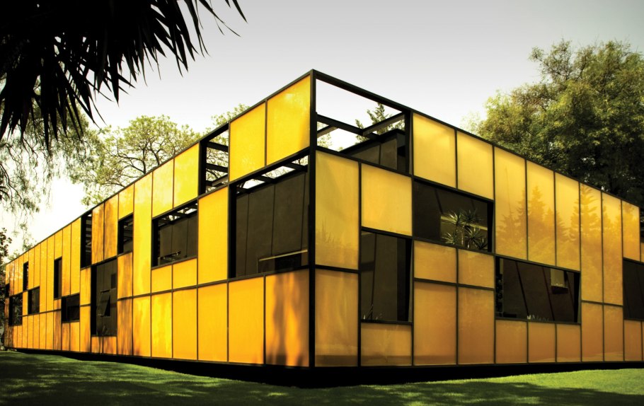 Фасад желтого здания