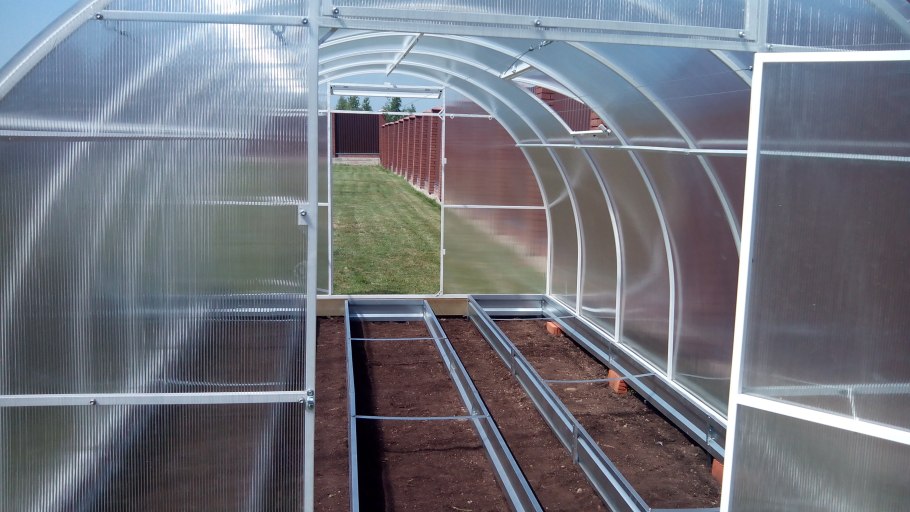 Оцинкованные грядки в теплице 3х6