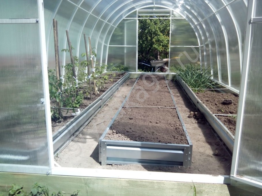 Оцинкованные грядки в теплице 3х6