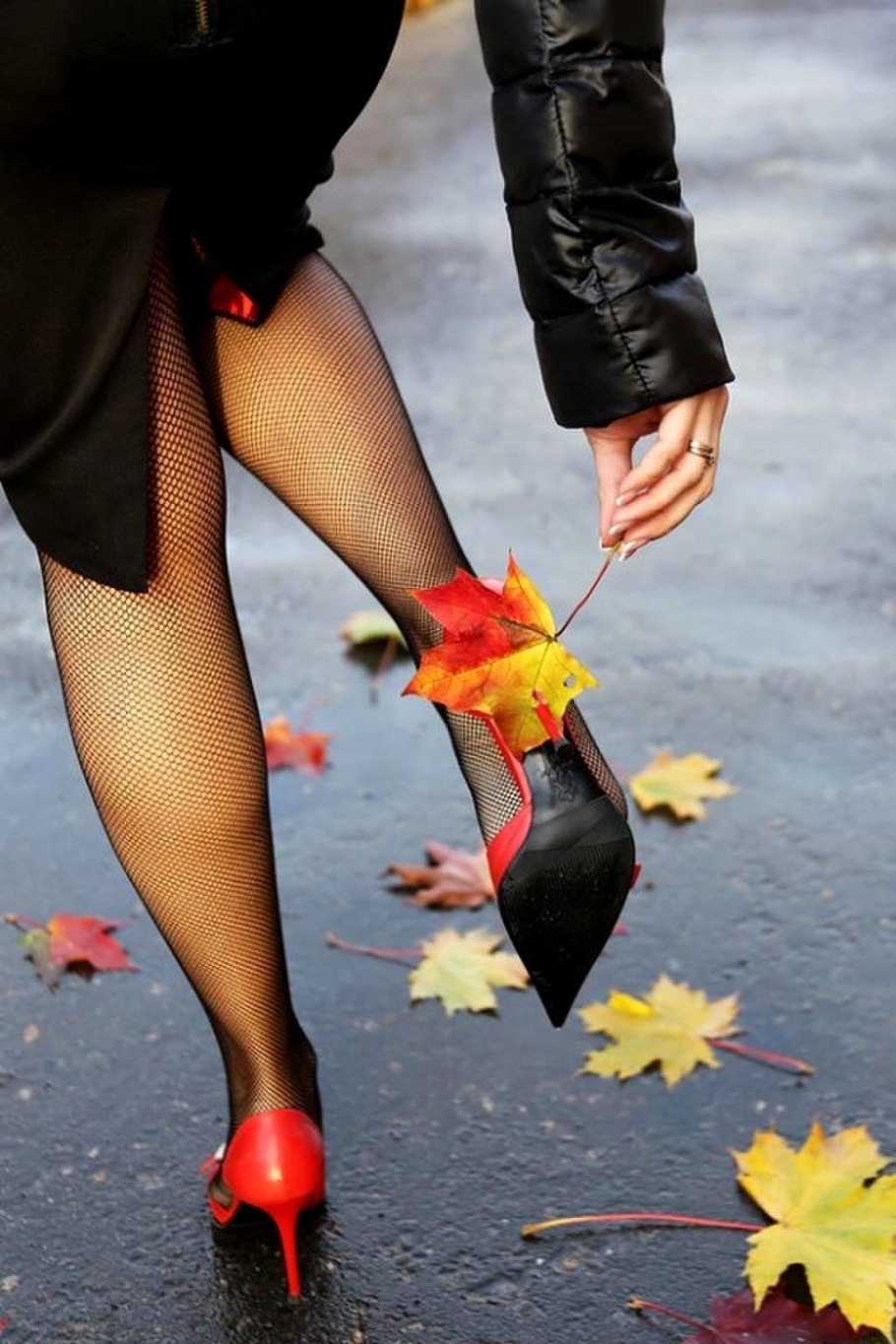 Ноги в осенних листьях