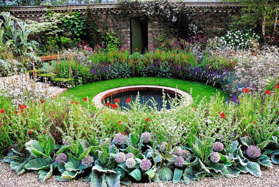 Цветник около пруда