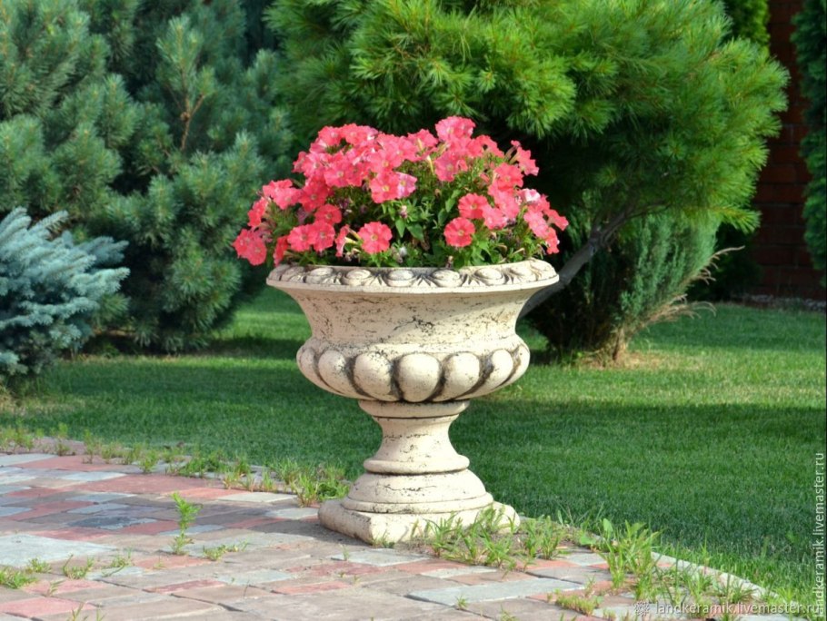 Уличные вазоны с цветами