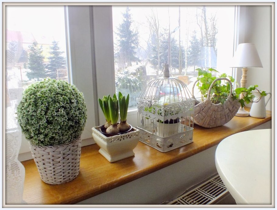 Подоконник с цветами