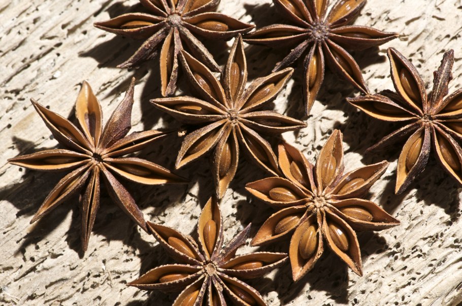 Целый звездчатый анис