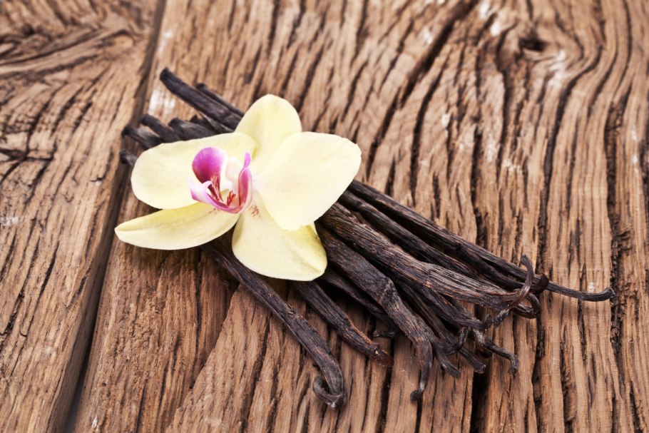 Ваниль на деревянном столе