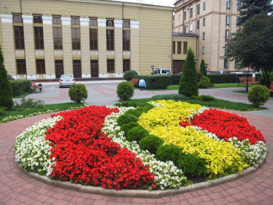 Цветочные клумбы около школы