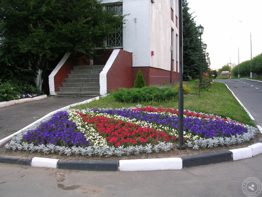 Клумбы около школы