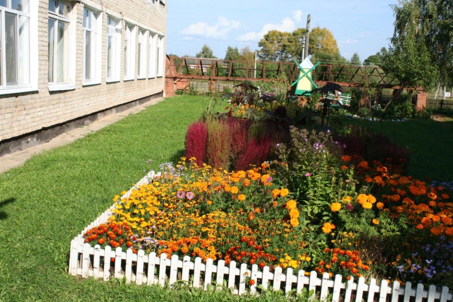 Клумбы около школы