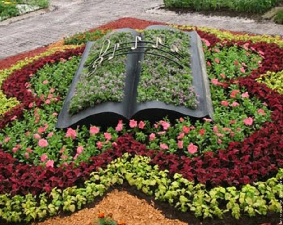 Клумбы на пришкольном участке