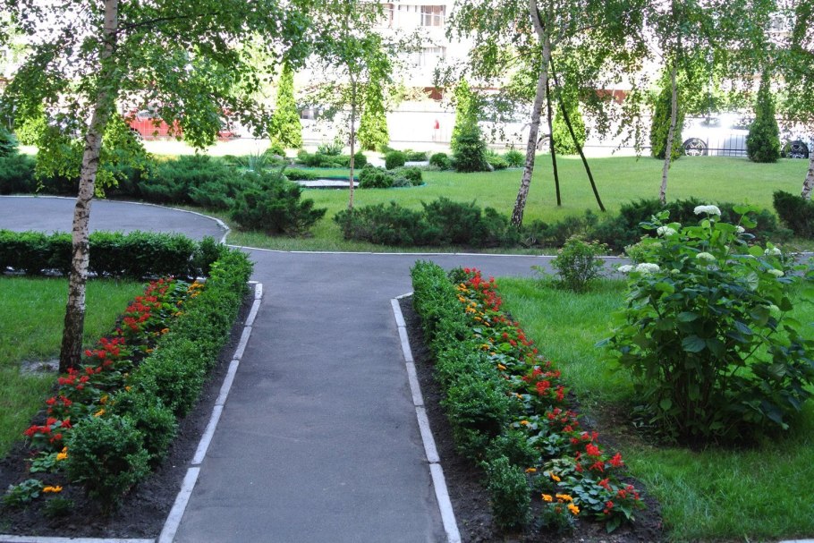 Круглые цветочные клумбы