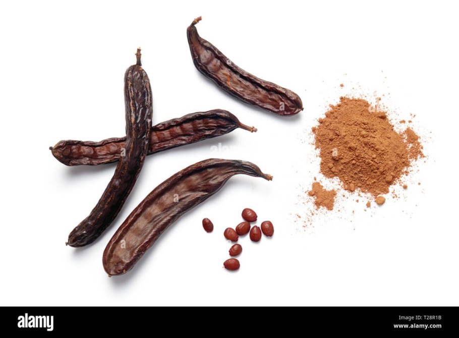 Семена рожкового дерева без фона