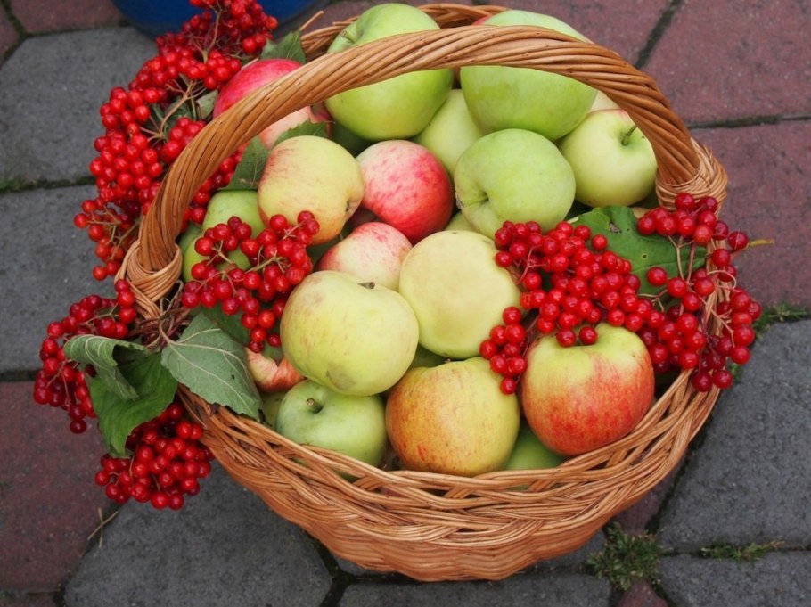 Корзина с яблоками и цветами