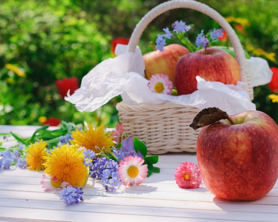Корзина с яблоками и цветы