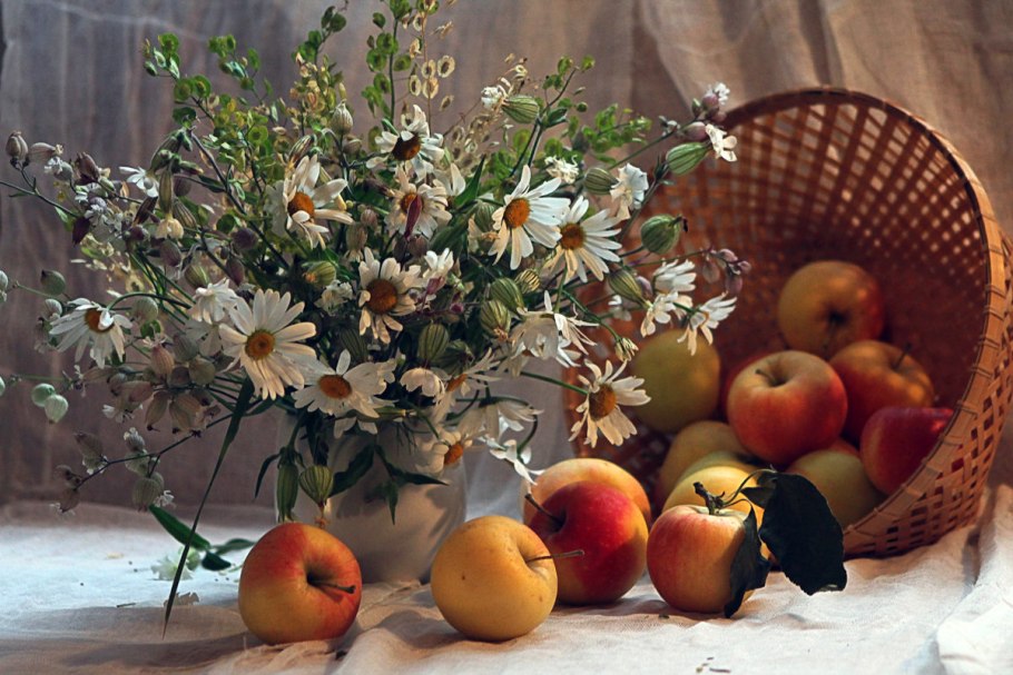 Натюрморт с цветами и фруктами
